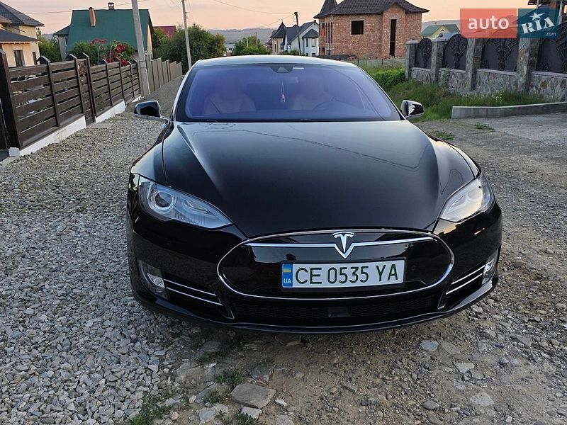 Лифтбек Tesla Model S 2016 в Черновцах