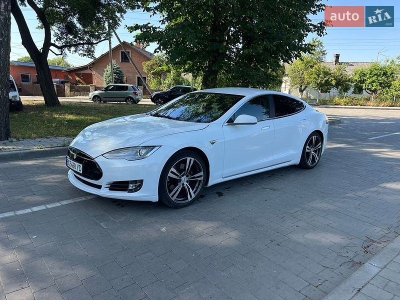 Лифтбек Tesla Model S 2015 в Бродах