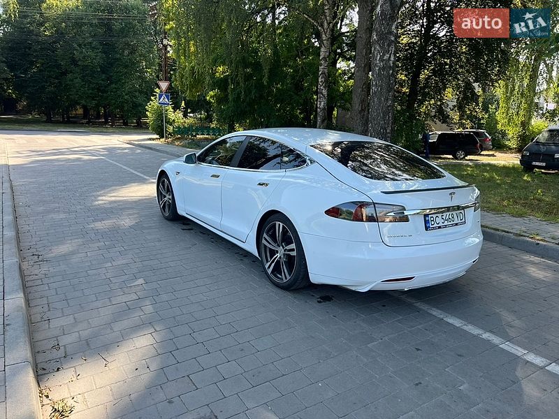 Лифтбек Tesla Model S 2015 в Бродах