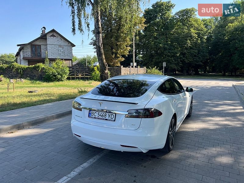 Лифтбек Tesla Model S 2015 в Бродах