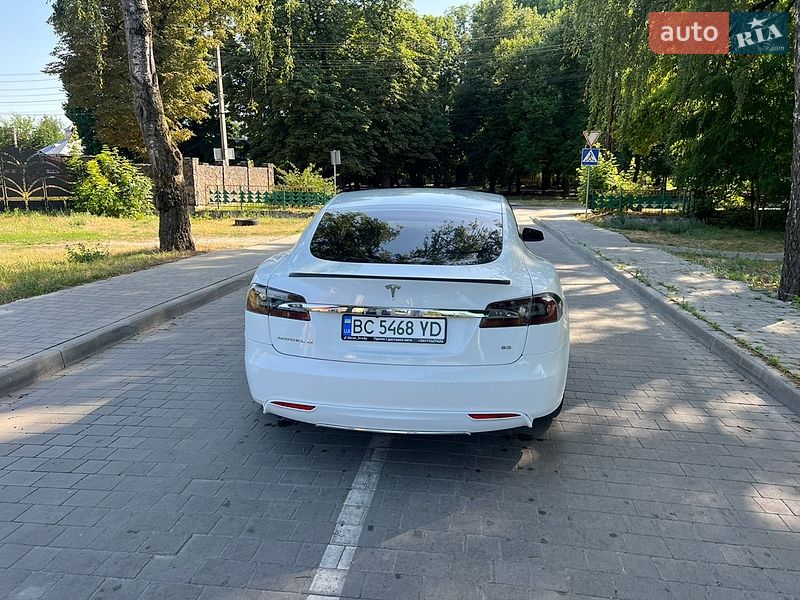 Лифтбек Tesla Model S 2015 в Бродах