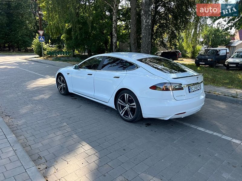 Лифтбек Tesla Model S 2015 в Бродах