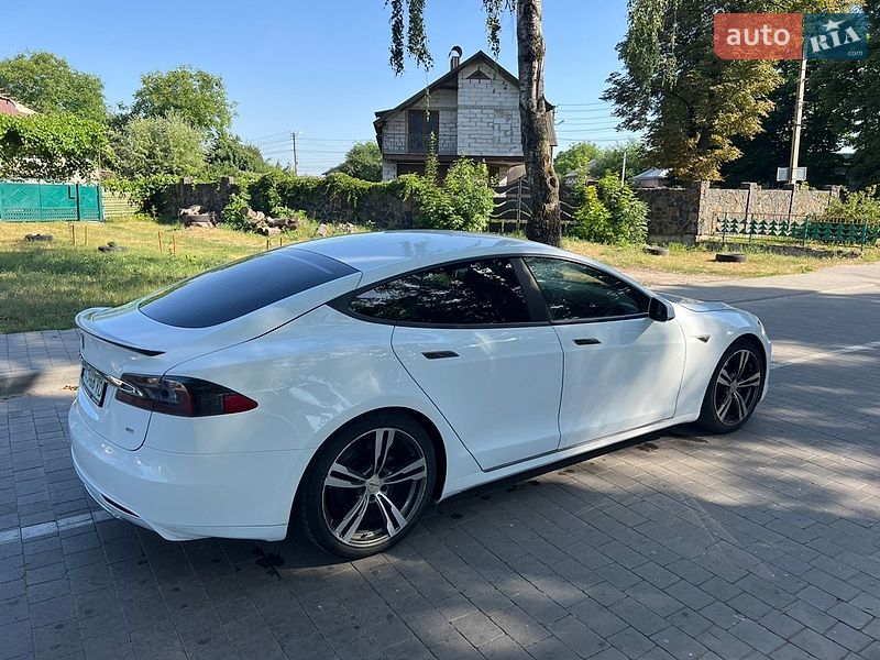 Лифтбек Tesla Model S 2015 в Бродах