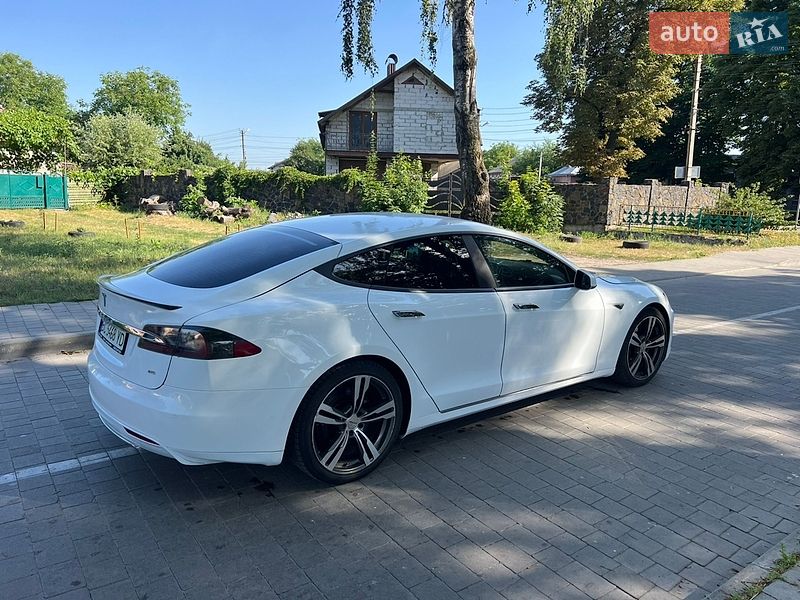 Лифтбек Tesla Model S 2015 в Бродах
