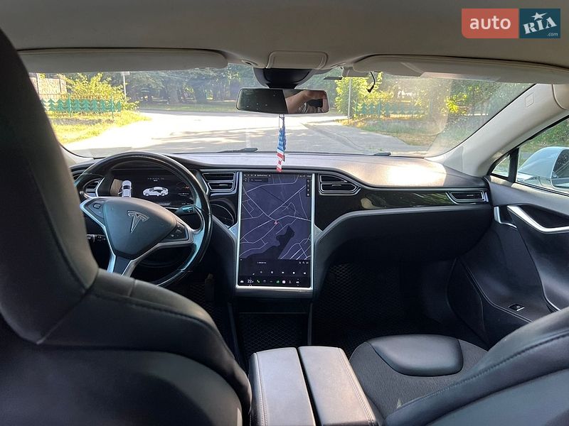 Лифтбек Tesla Model S 2015 в Бродах