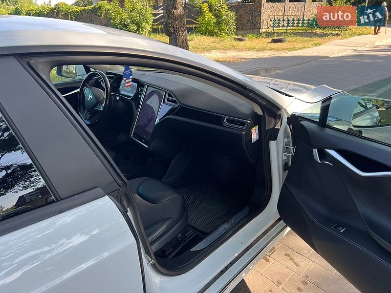 Лифтбек Tesla Model S 2015 в Бродах