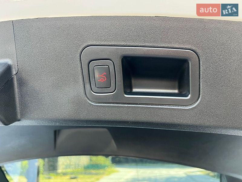 Лифтбек Tesla Model S 2015 в Бродах