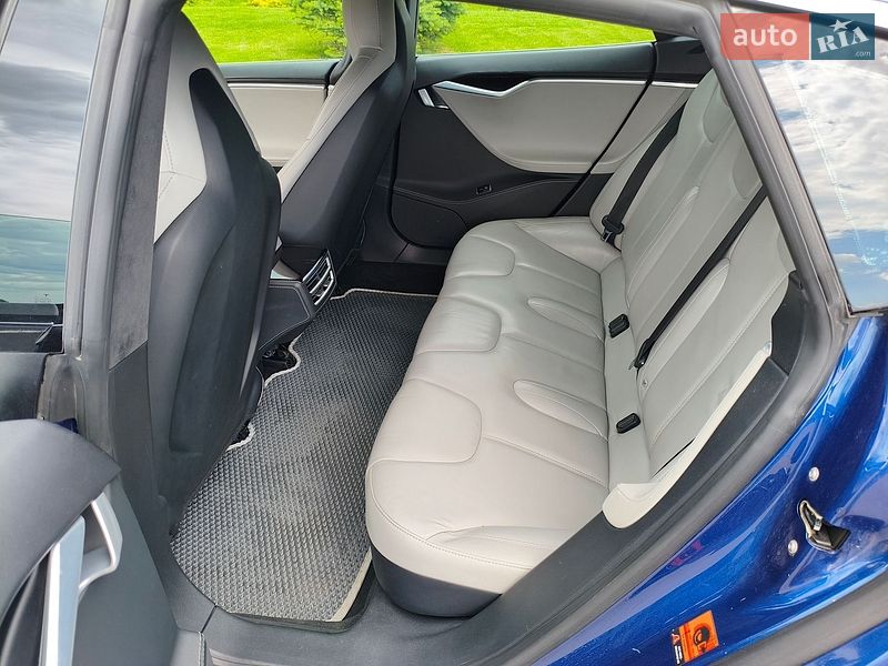 Ліфтбек Tesla Model S 2015 в Києві