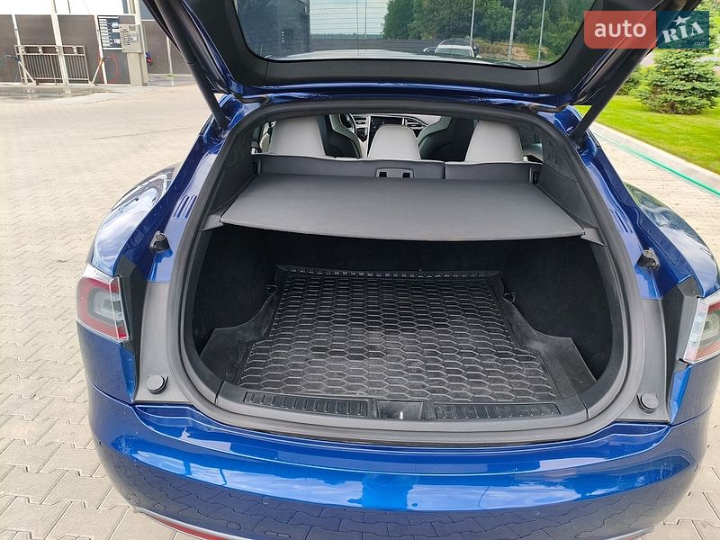 Ліфтбек Tesla Model S 2015 в Києві