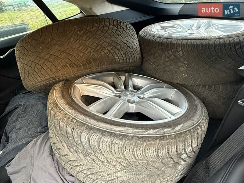 Лифтбек Tesla Model S 2017 в Ивано-Франковске