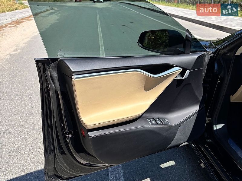 Ліфтбек Tesla Model S 2016 в Житомирі