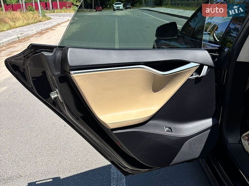 Ліфтбек Tesla Model S 2016 в Житомирі