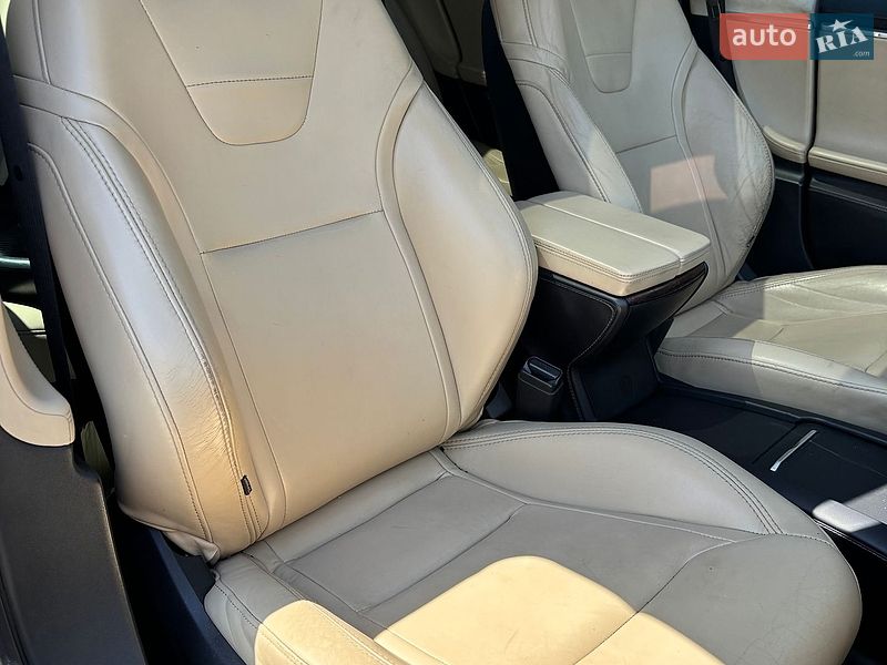 Ліфтбек Tesla Model S 2016 в Житомирі