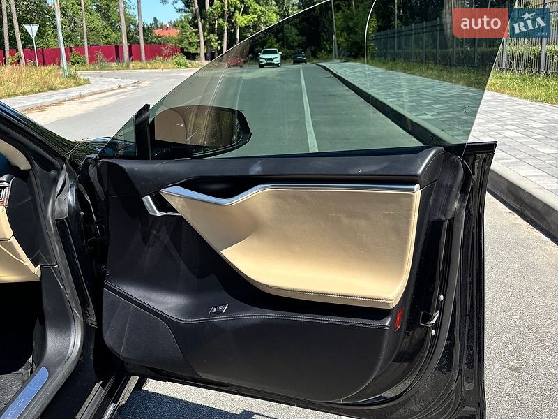 Ліфтбек Tesla Model S 2016 в Житомирі