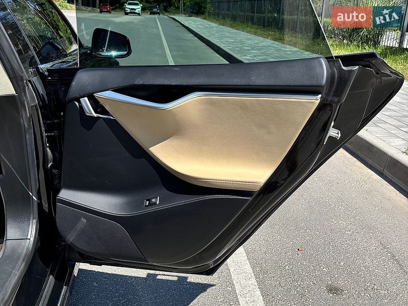 Ліфтбек Tesla Model S 2016 в Житомирі