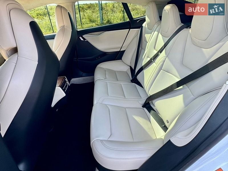 Лифтбек Tesla Model S 2017 в Ровно