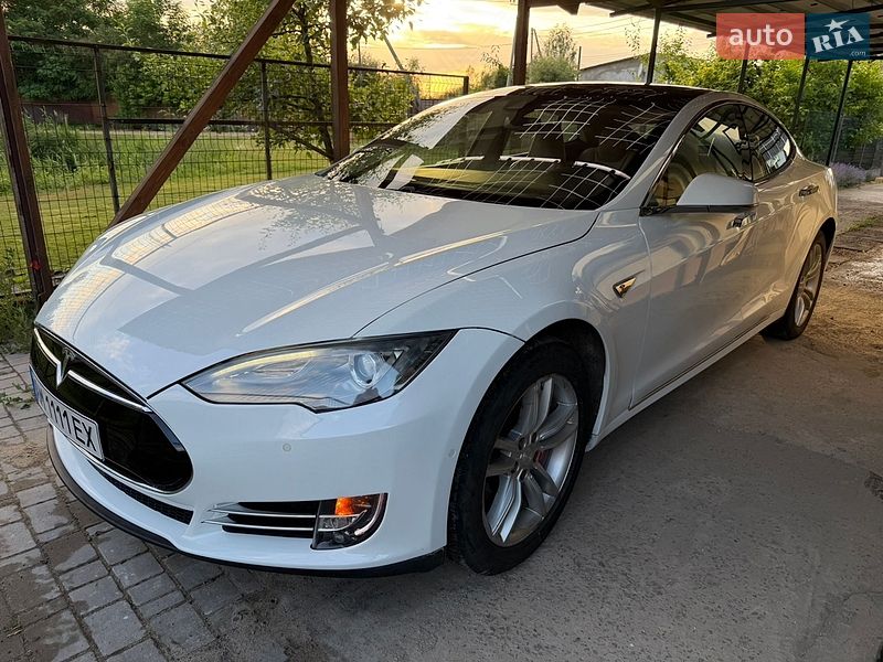 Лифтбек Tesla Model S 2015 в Житомире