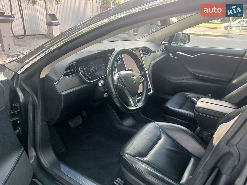 Лифтбек Tesla Model S 2016 в Львове