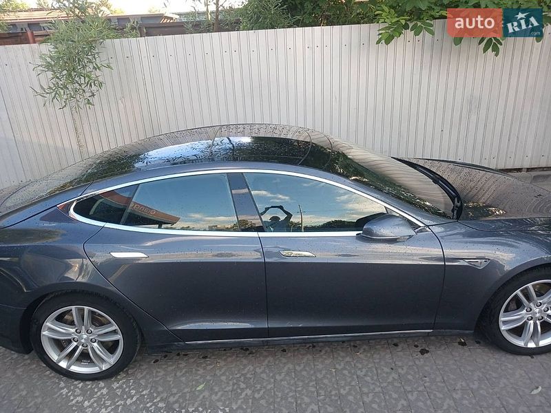 Лифтбек Tesla Model S 2016 в Львове