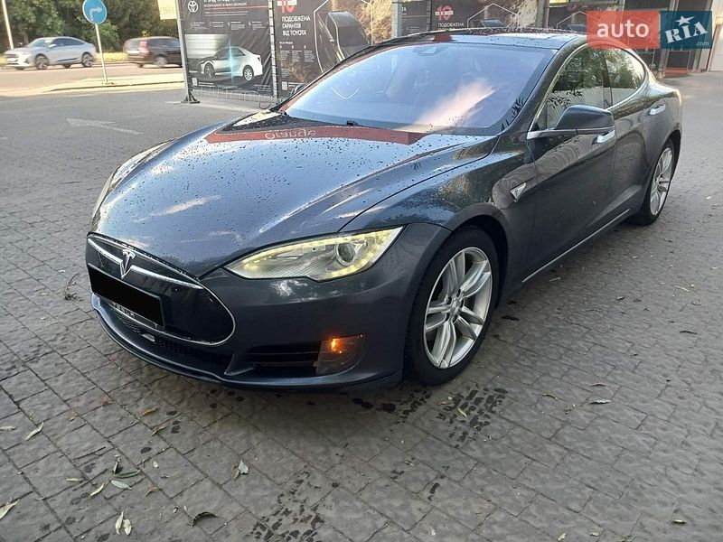 Лифтбек Tesla Model S 2016 в Львове