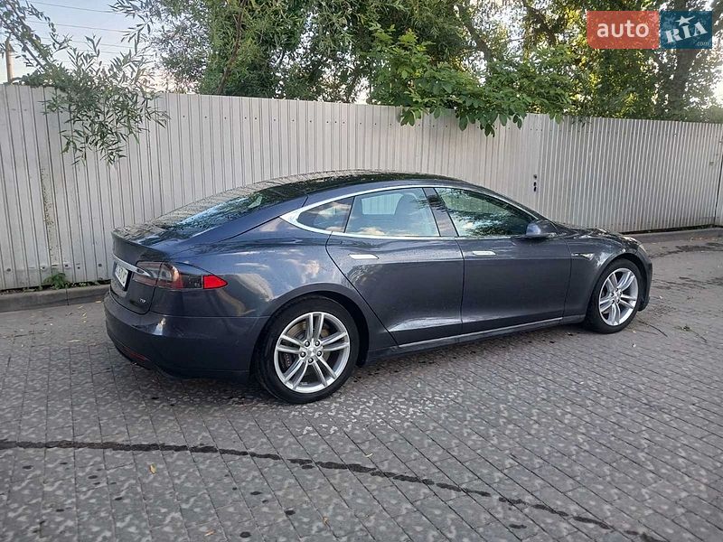 Tesla Model S 2016