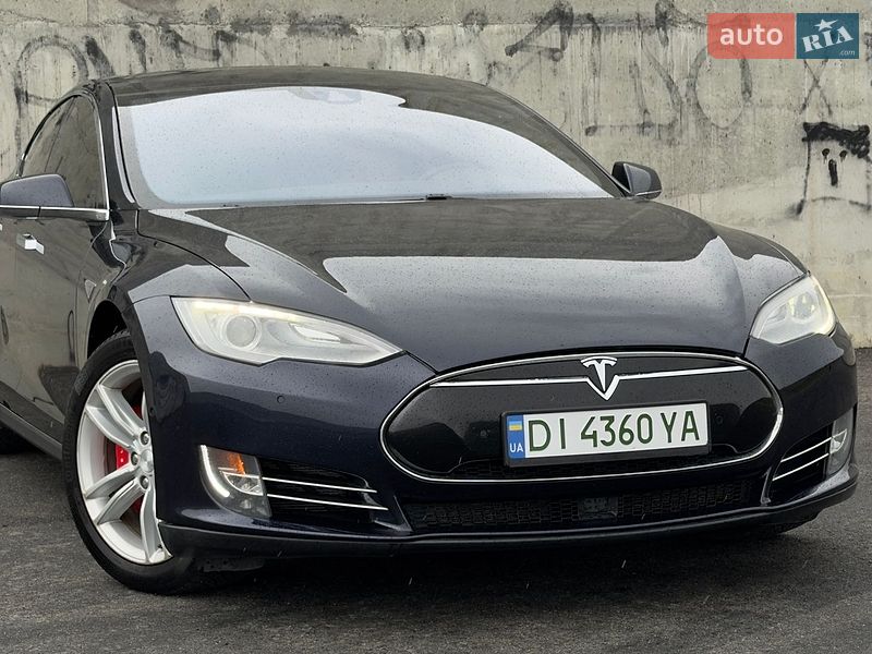 Лифтбек Tesla Model S 2015 в Львове