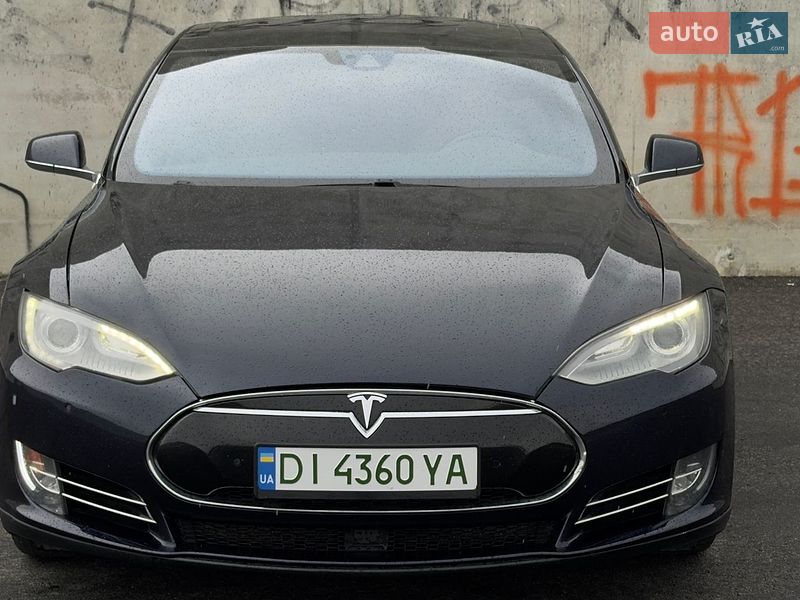 Лифтбек Tesla Model S 2015 в Львове