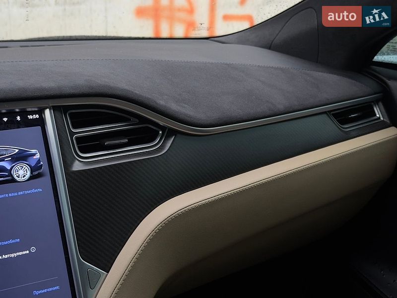 Лифтбек Tesla Model S 2015 в Львове