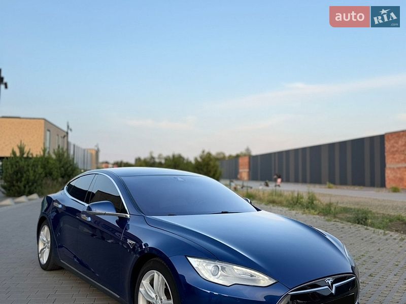 Лифтбек Tesla Model S 2015 в Хмельницком