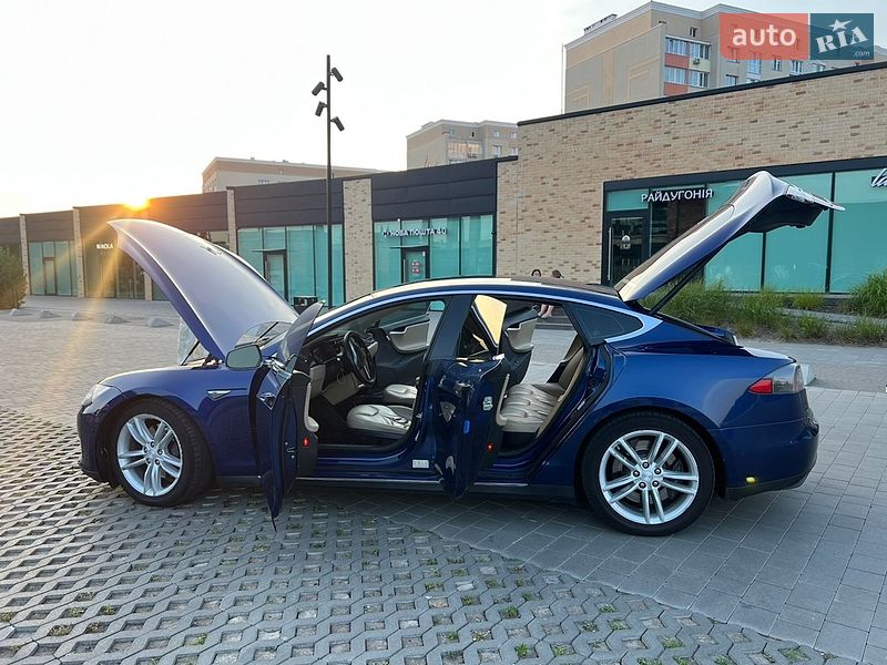 Лифтбек Tesla Model S 2015 в Хмельницком