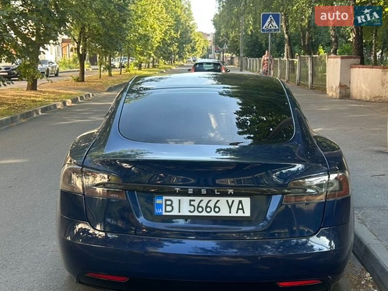 Лифтбек Tesla Model S 2017 в Пирятине