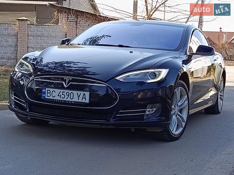 Лифтбек Tesla Model S 2014 в Львове Лифтбек Tesla Model S 2014 в Львове