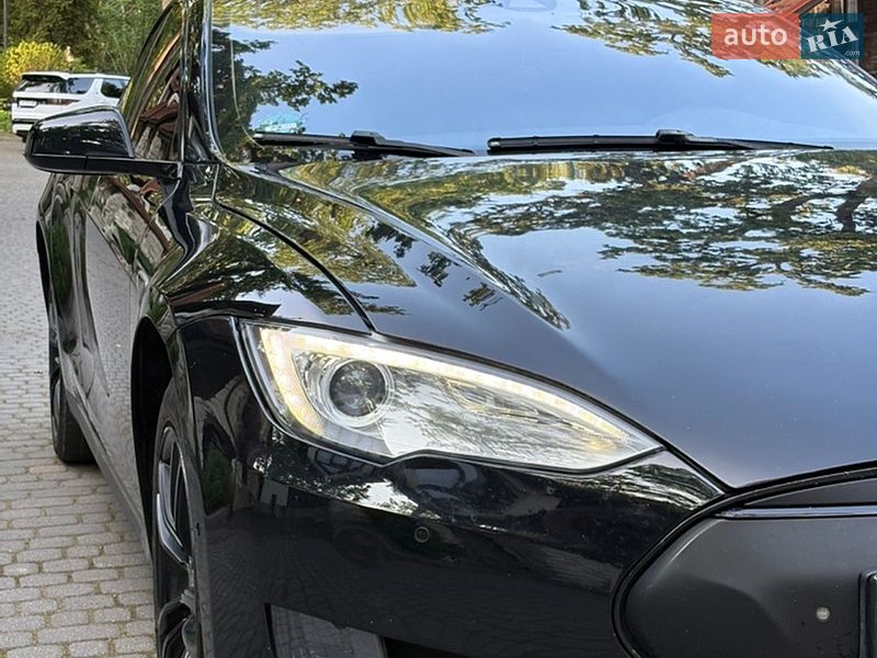 Лифтбек Tesla Model S 2015 в Львове