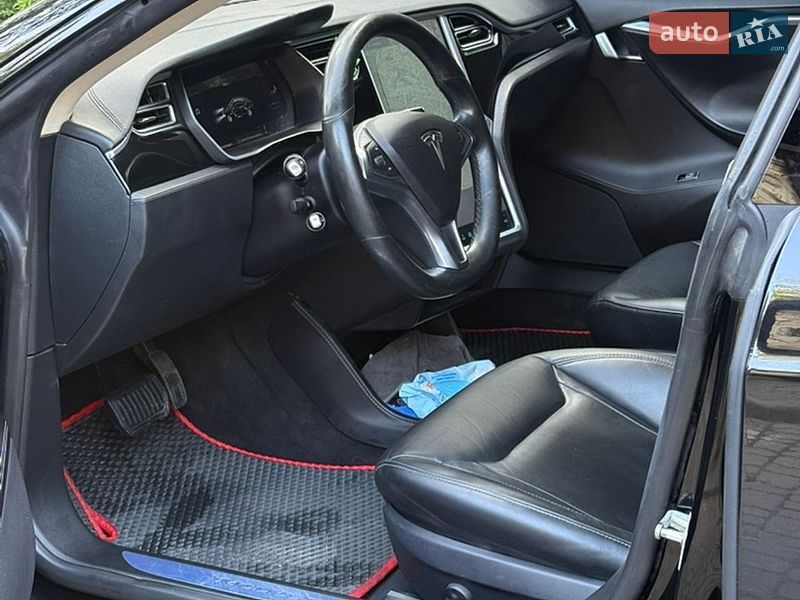 Лифтбек Tesla Model S 2015 в Львове