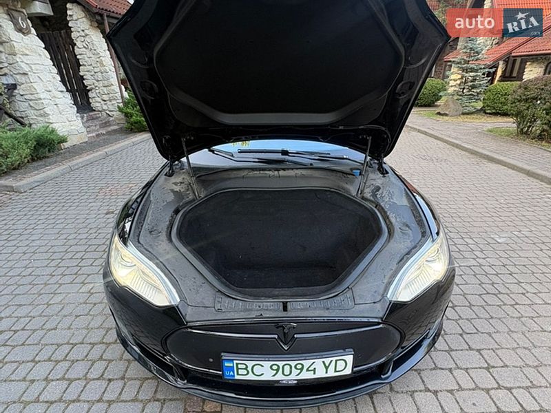 Лифтбек Tesla Model S 2015 в Львове