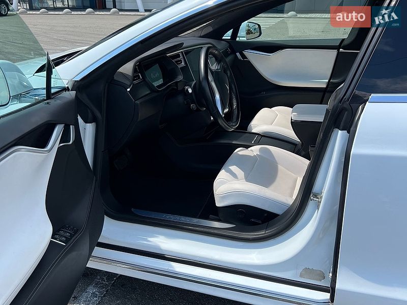 Лифтбек Tesla Model S 2016 в Киеве фото 5 Лифтбек Tesla Model S 2016 в Киеве