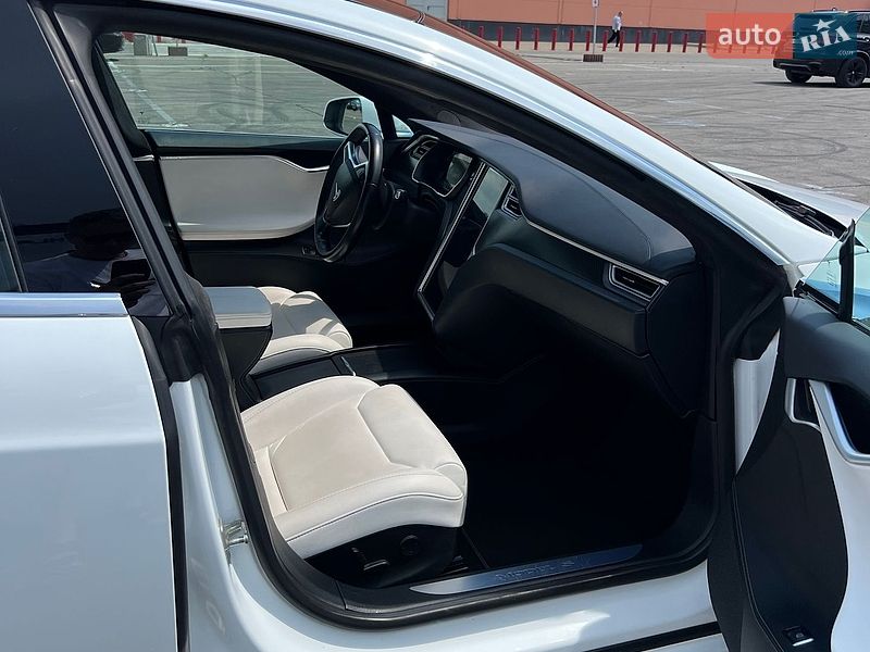 Лифтбек Tesla Model S 2016 в Киеве фото 6 Лифтбек Tesla Model S 2016 в Киеве