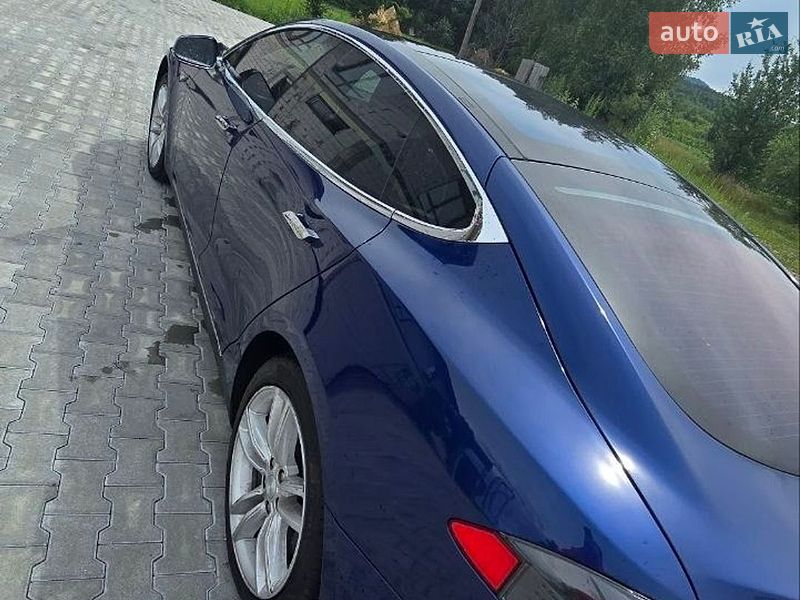 Лифтбек Tesla Model S 2016 в Вижнице