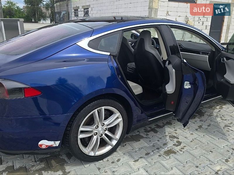 Лифтбек Tesla Model S 2016 в Вижнице