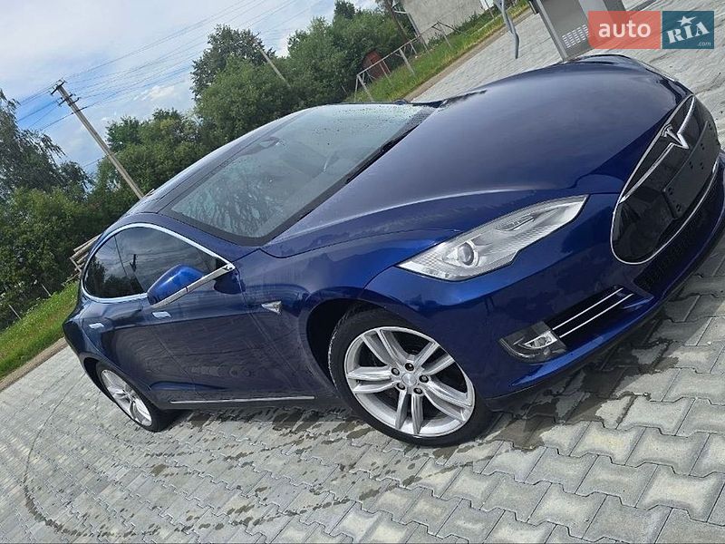 Лифтбек Tesla Model S 2016 в Вижнице
