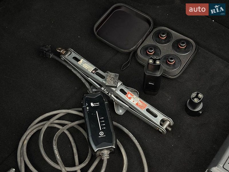 Лифтбек Tesla Model S 2016 в Киеве