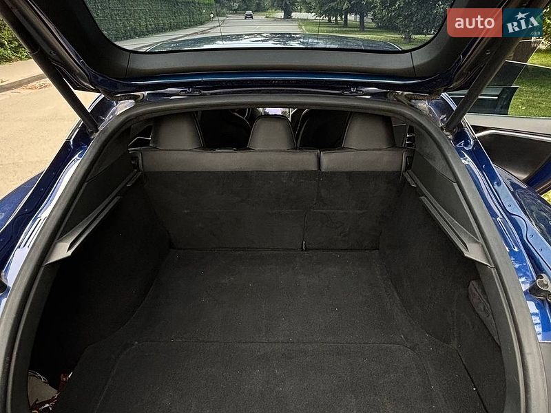 Лифтбек Tesla Model S 2016 в Киеве