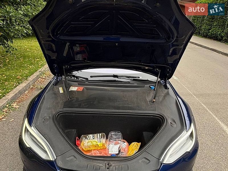 Лифтбек Tesla Model S 2016 в Киеве
