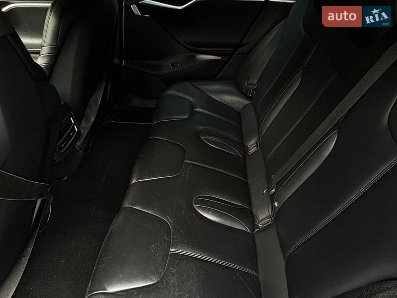 Лифтбек Tesla Model S 2016 в Киеве