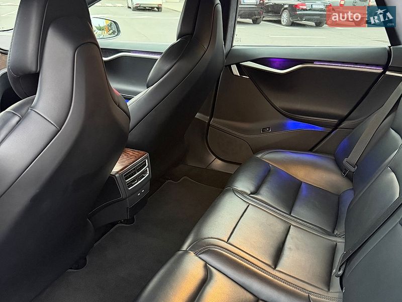Лифтбек Tesla Model S 2017 в Киеве