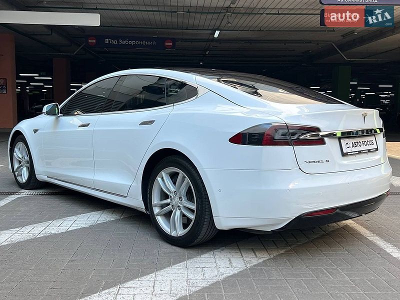 Лифтбек Tesla Model S 2015 в Киеве фото 5 Лифтбек Tesla Model S 2015 в Киеве