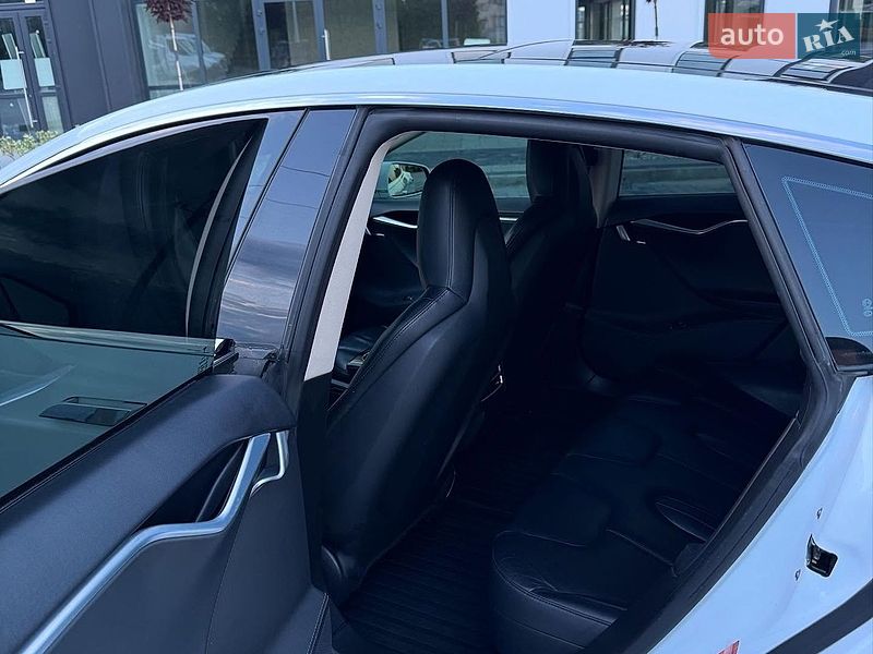 Лифтбек Tesla Model S 2014 в Львове