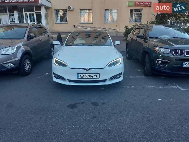 Ліфтбек Tesla Model S 2017 в Бородянці