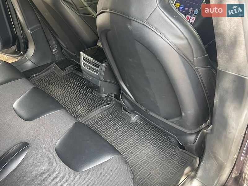 Лифтбек Tesla Model S 2016 в Житомире