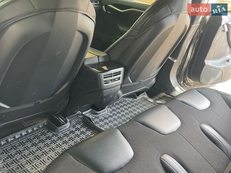 Лифтбек Tesla Model S 2016 в Житомире